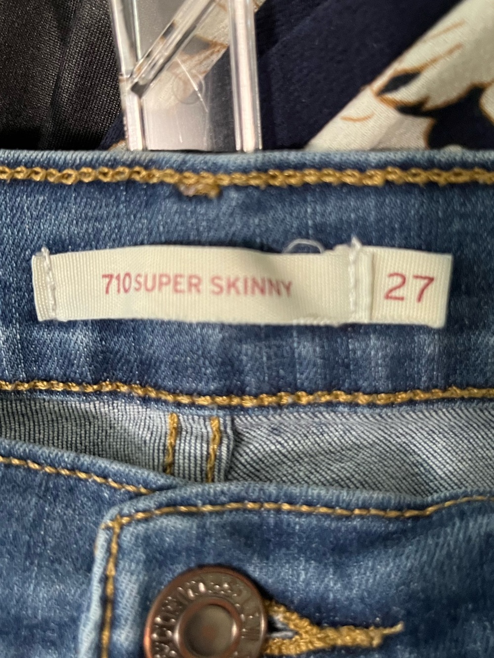 Levi's Women's 710 Super Skinny Jeans in Medium Blue Denim with Red Tab - Picture 3 of 4
